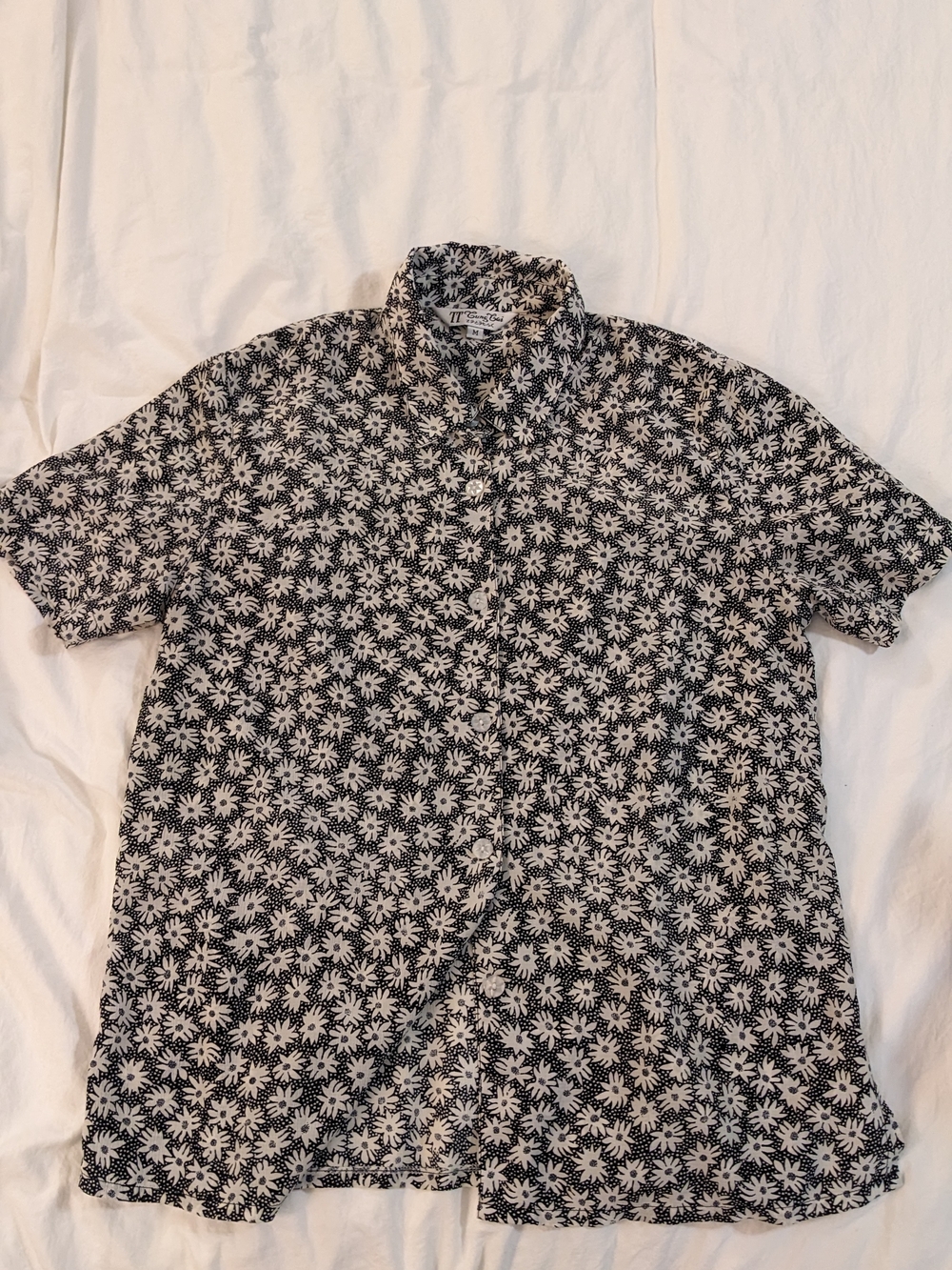 Men's Black Daisy Print Short-Sleeve Button-Up Shirt